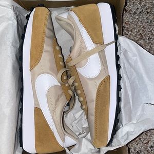 Nike Womens DayBreak
